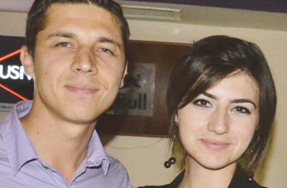 Край на фалшивия годеж с купен набързо пръстен между Лена